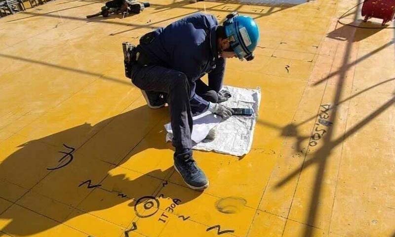現場で図面を確認するスタッフ