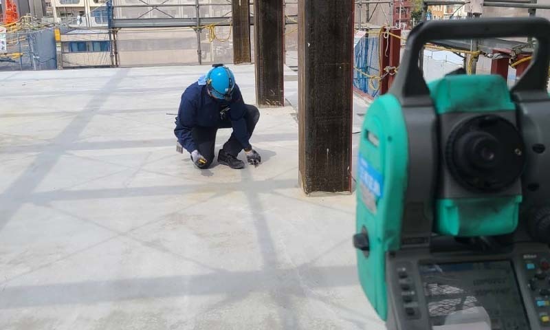 現場での測量作業