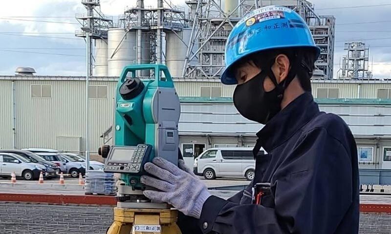 測量機器を扱うスタッフ